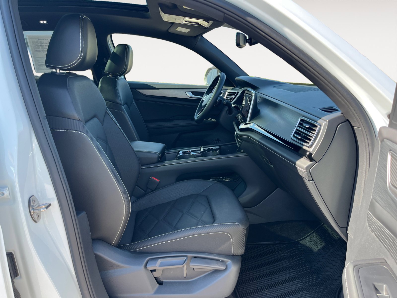 Certified 2024 Volkswagen Atlas Cross Sport SE w/ Panoramic Sunroof Package image 19