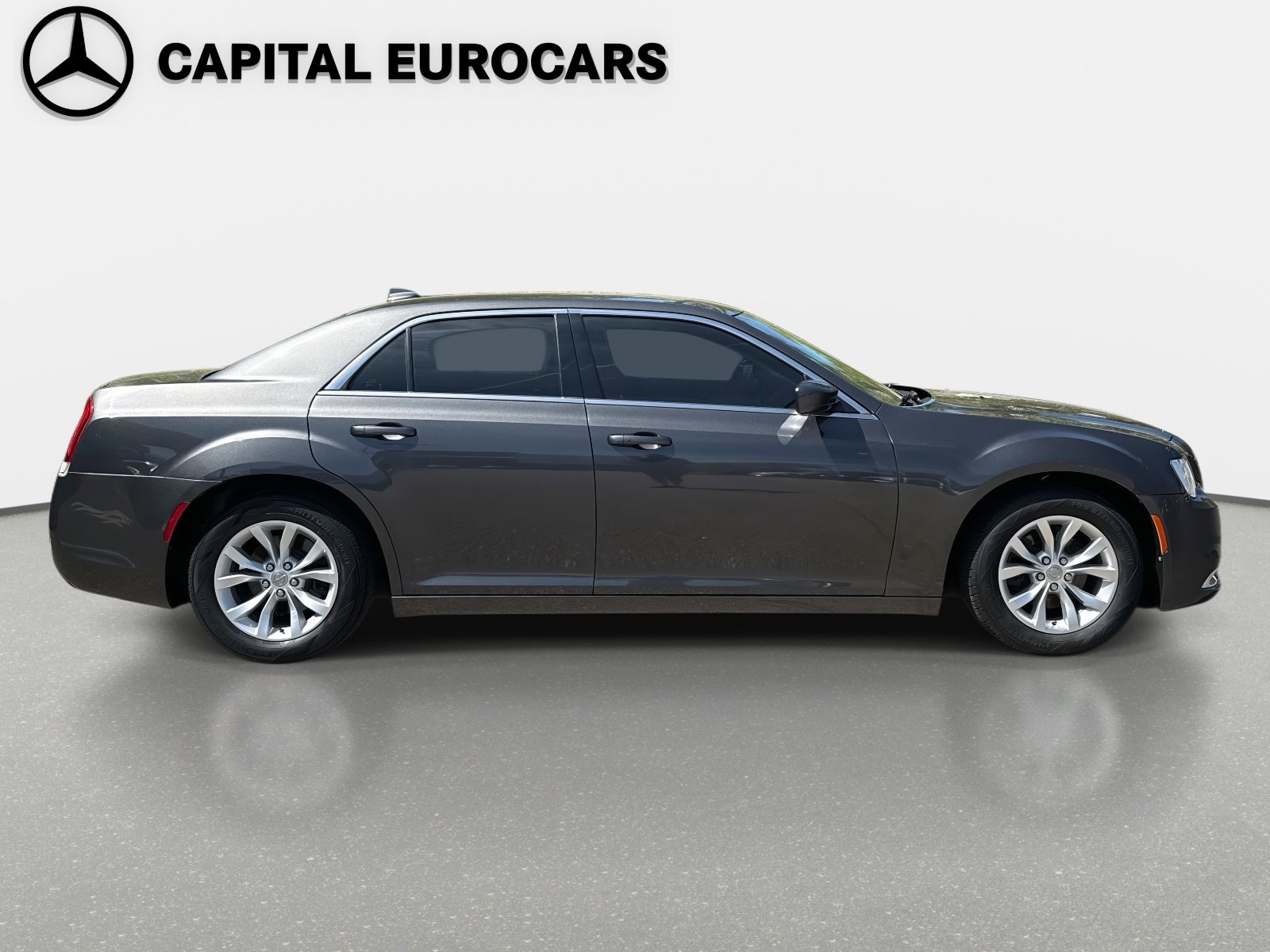 Used 2015 Chrysler 300 Limited w/ Driver Convenience Group image 4