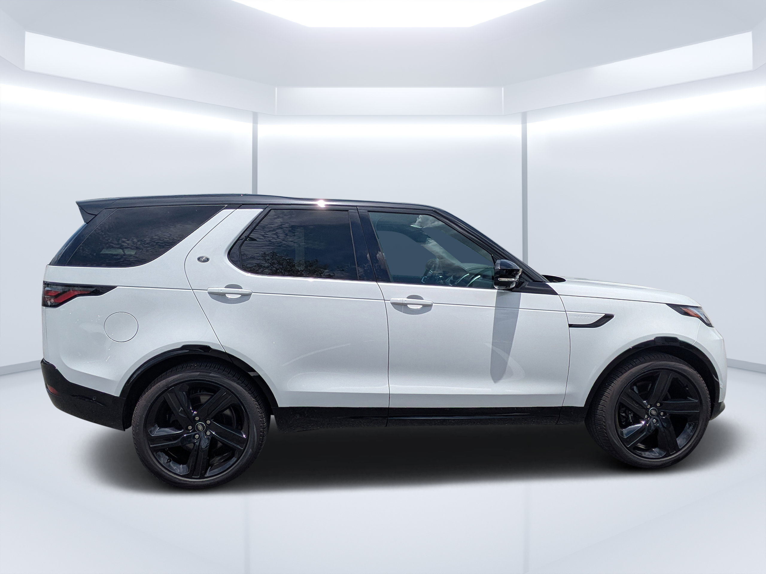 Used 2025 Land Rover Discovery Metropolitan Edition AWD/4WD image 2