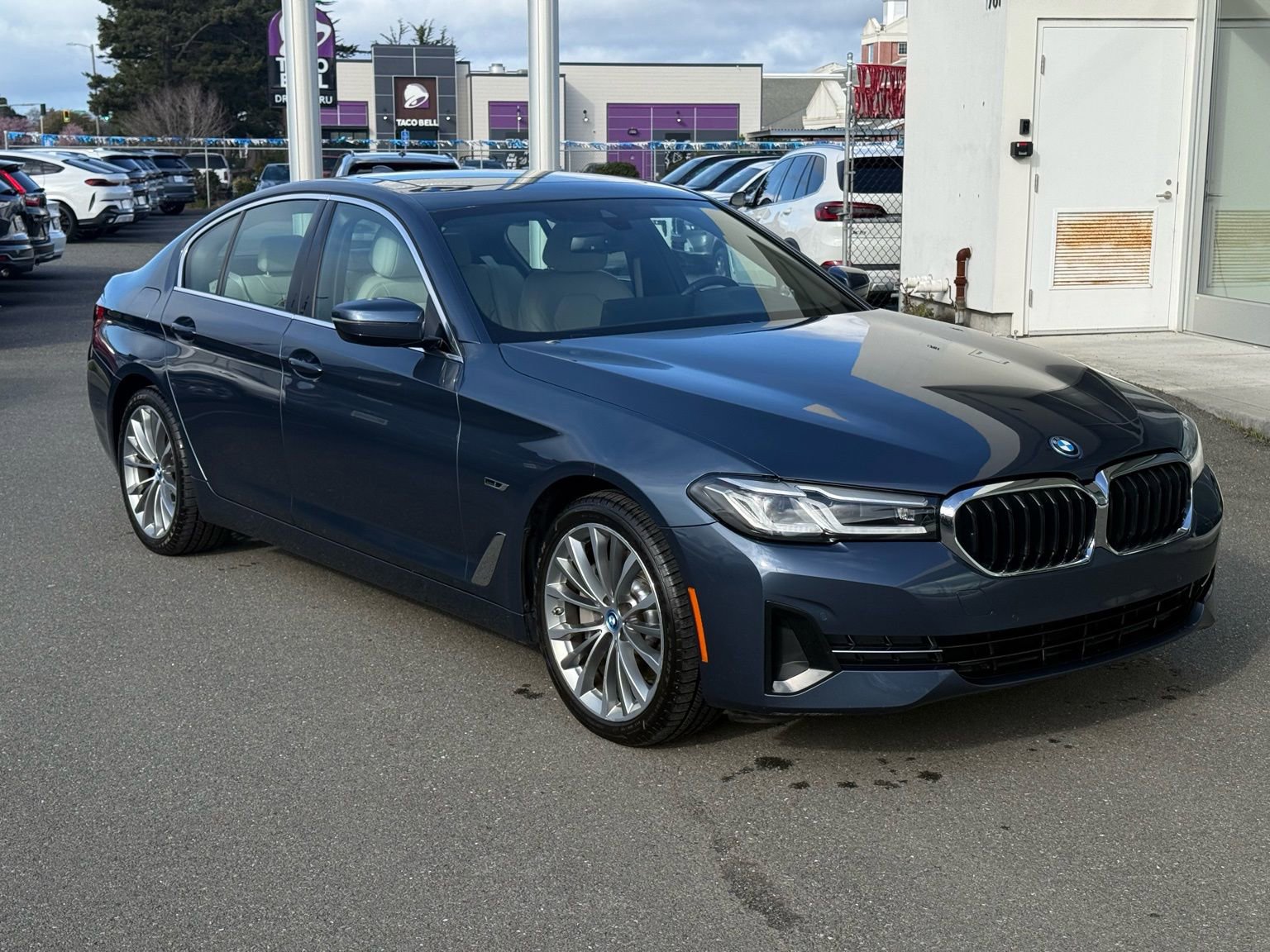 Used 2023 BMW 530e w/ Convenience Package image 1