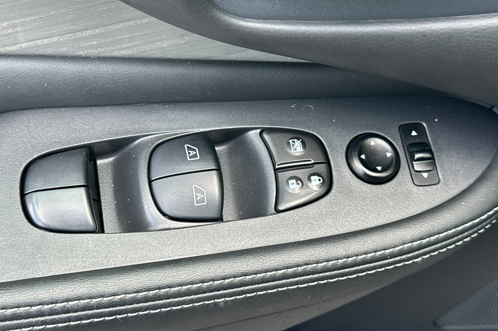 Used 2016 Nissan Murano SV FWD image 12