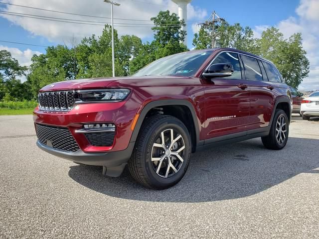 Used 2025 Jeep Grand Cherokee Limited w/ Trailer Tow Package AWD/4WD image 8