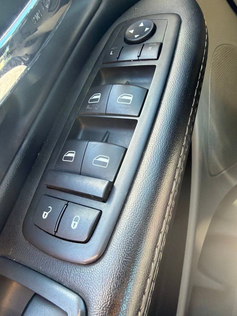 Used 2015 Chrysler Town & Country Touring FWD image 17