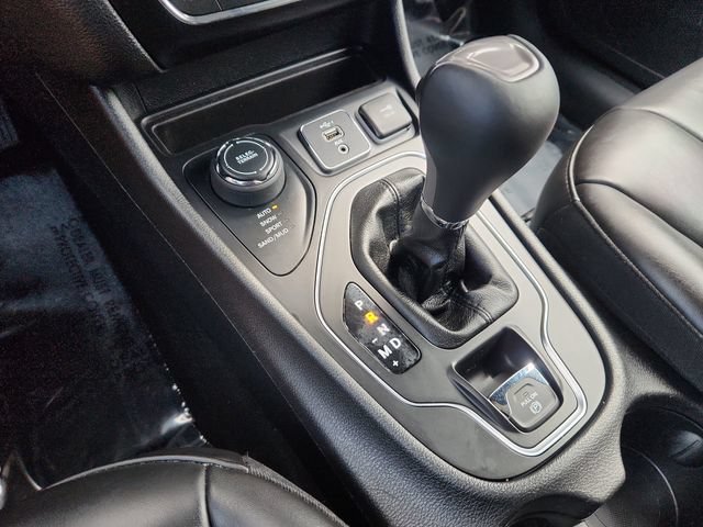 Used 2019 Jeep Cherokee Latitude Plus w/ Cold Weather Group AWD/4WD image 42