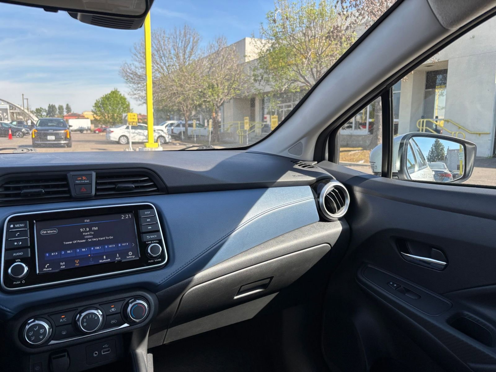 Used 2025 Nissan Versa SV image 33