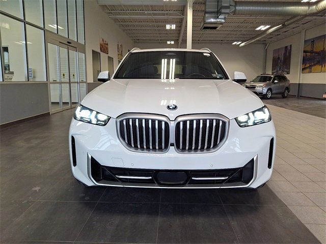 Used 2025 BMW X5 xDrive50e image 2