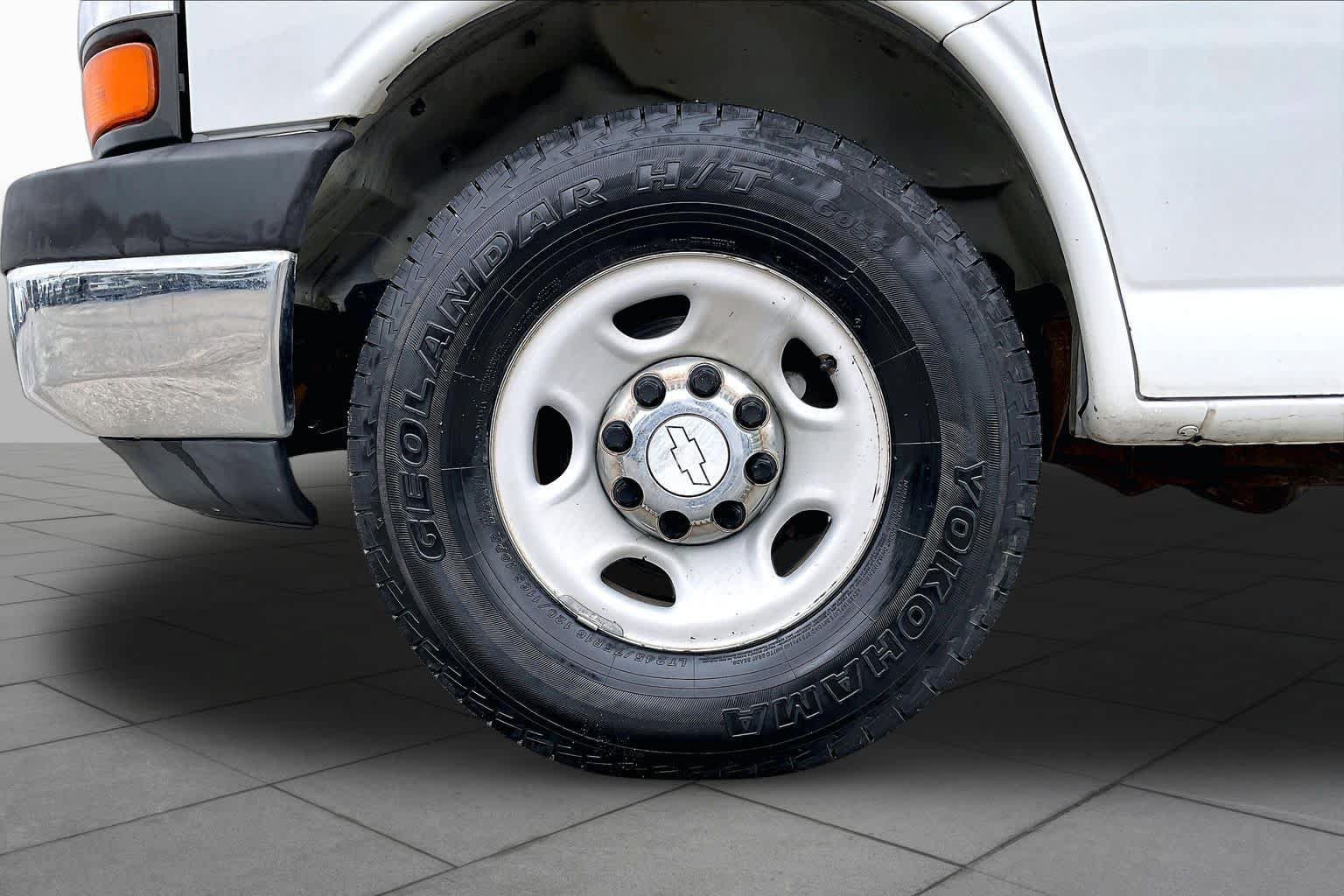 Used 2007 Chevrolet Express 3500 Extended Passenger w/ LT Preferred Equipment Group RWD image 9