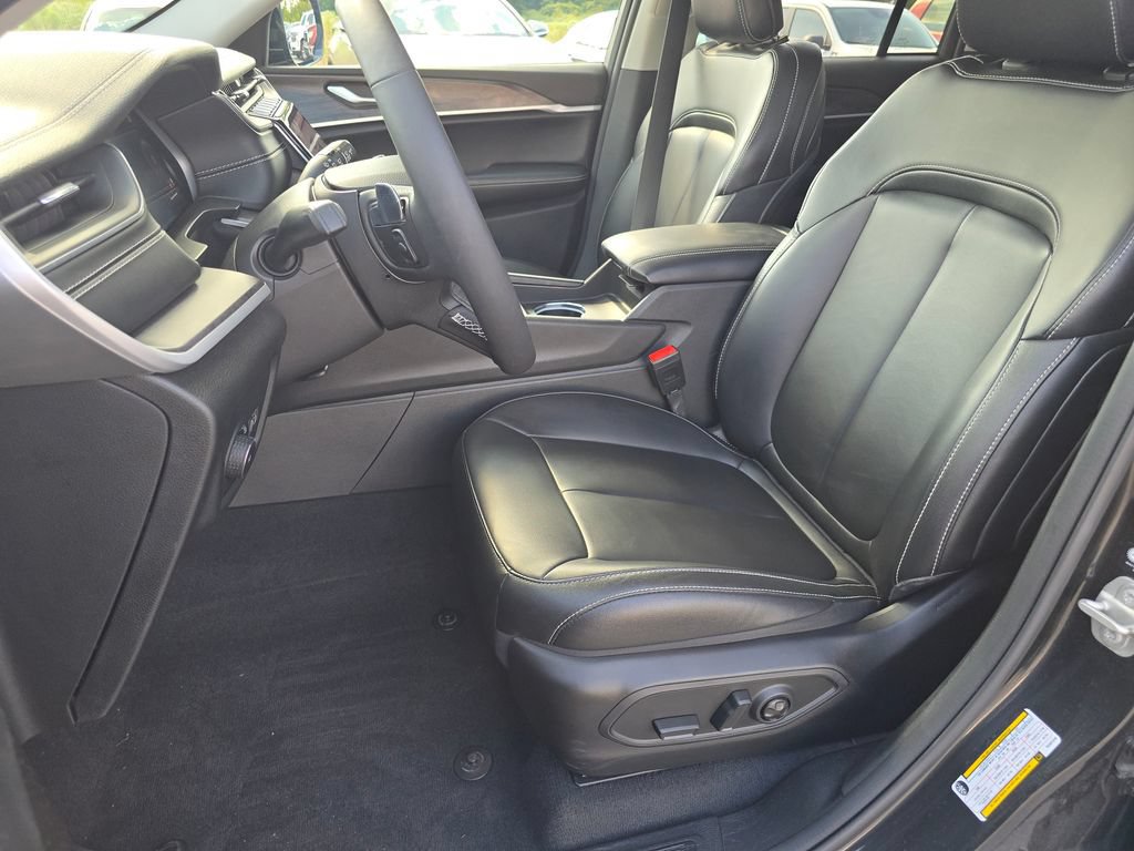 Used 2024 Jeep Grand Cherokee Limited AWD/4WD image 6