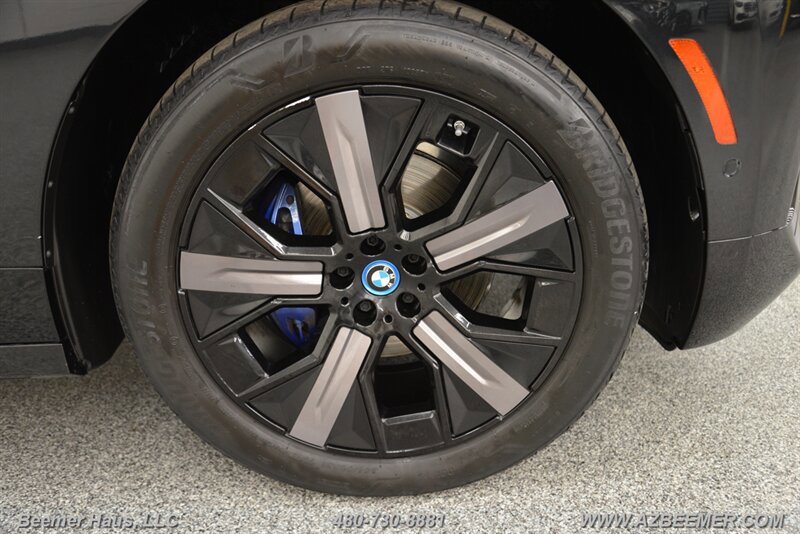 Used 2024 BMW iX xDrive50 w/ Sport Package AWD/4WD image 34