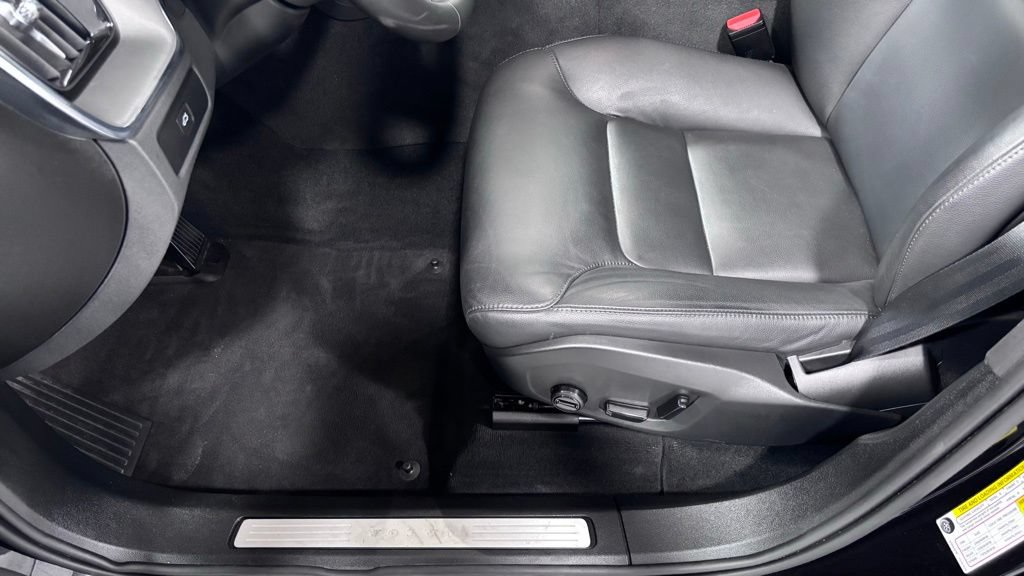 Certified 2025 Volvo XC60 B5 Core AWD/4WD image 11