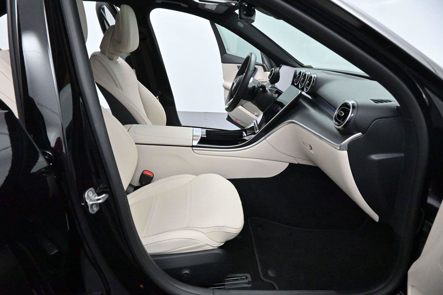 Used 2025 Mercedes-Benz C 300 4MATIC Sedan image 29