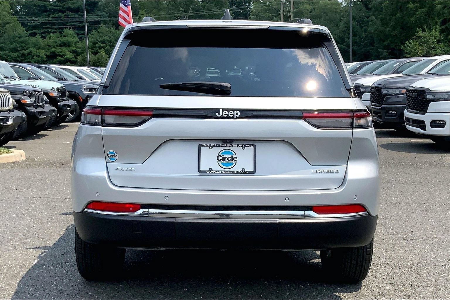 Certified 2025 Jeep Grand Cherokee Laredo X w/ Luxury Tech Group I AWD/4WD image 4