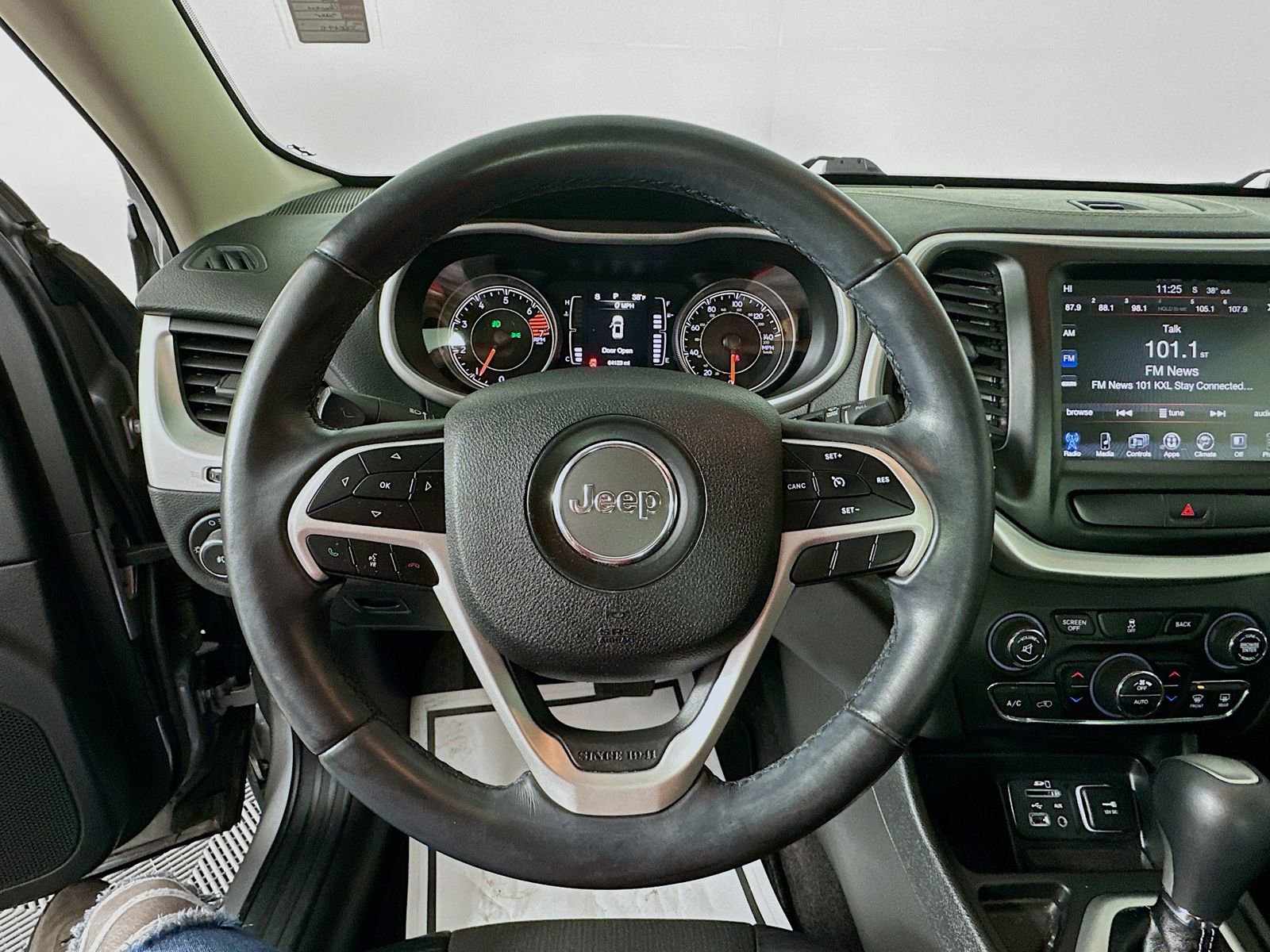 Used 2018 Jeep Cherokee Latitude Plus w/ Comfort/Convenience Group image 12