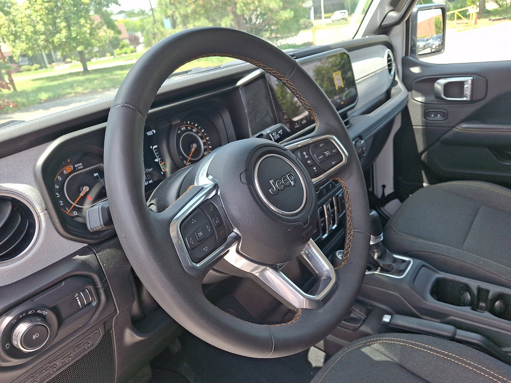 Used 2025 Jeep Wrangler Unlimited Sahara AWD/4WD image 25