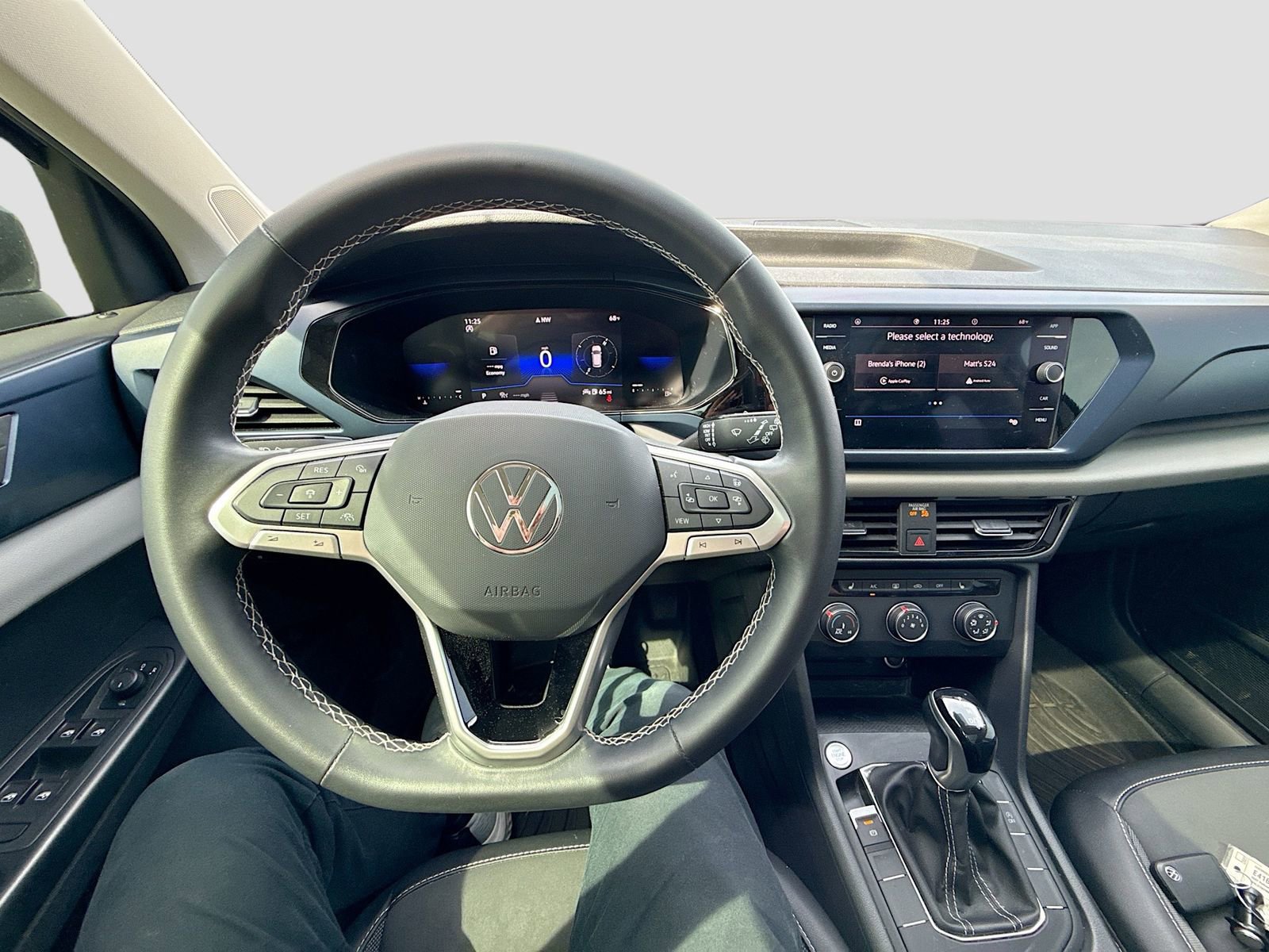 Used 2022 Volkswagen Taos SE w/ Panoramic Sunroof Package FWD image 14