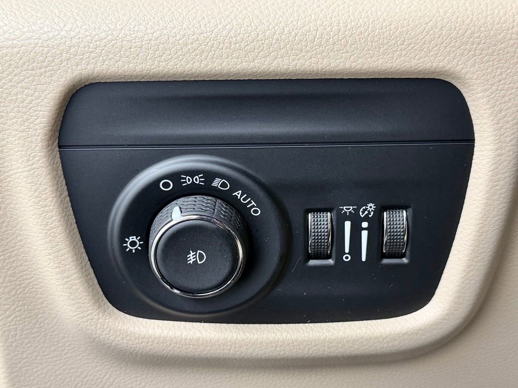 Used 2023 Jeep Grand Cherokee Limited w/ Luxury Tech Group II image 28