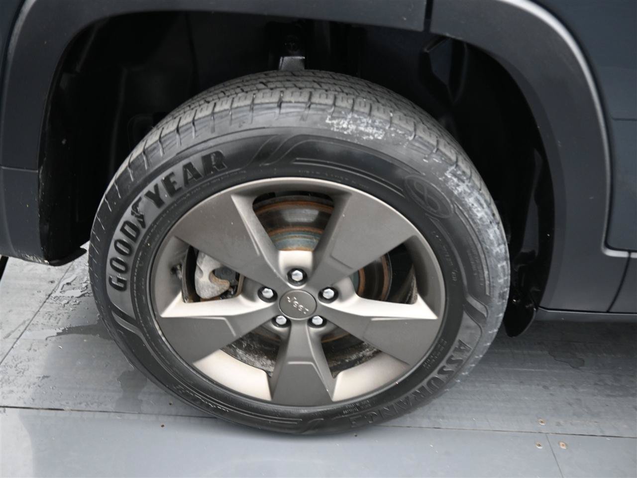 Used 2017 Jeep Cherokee 75th Anniversary AWD/4WD image 20