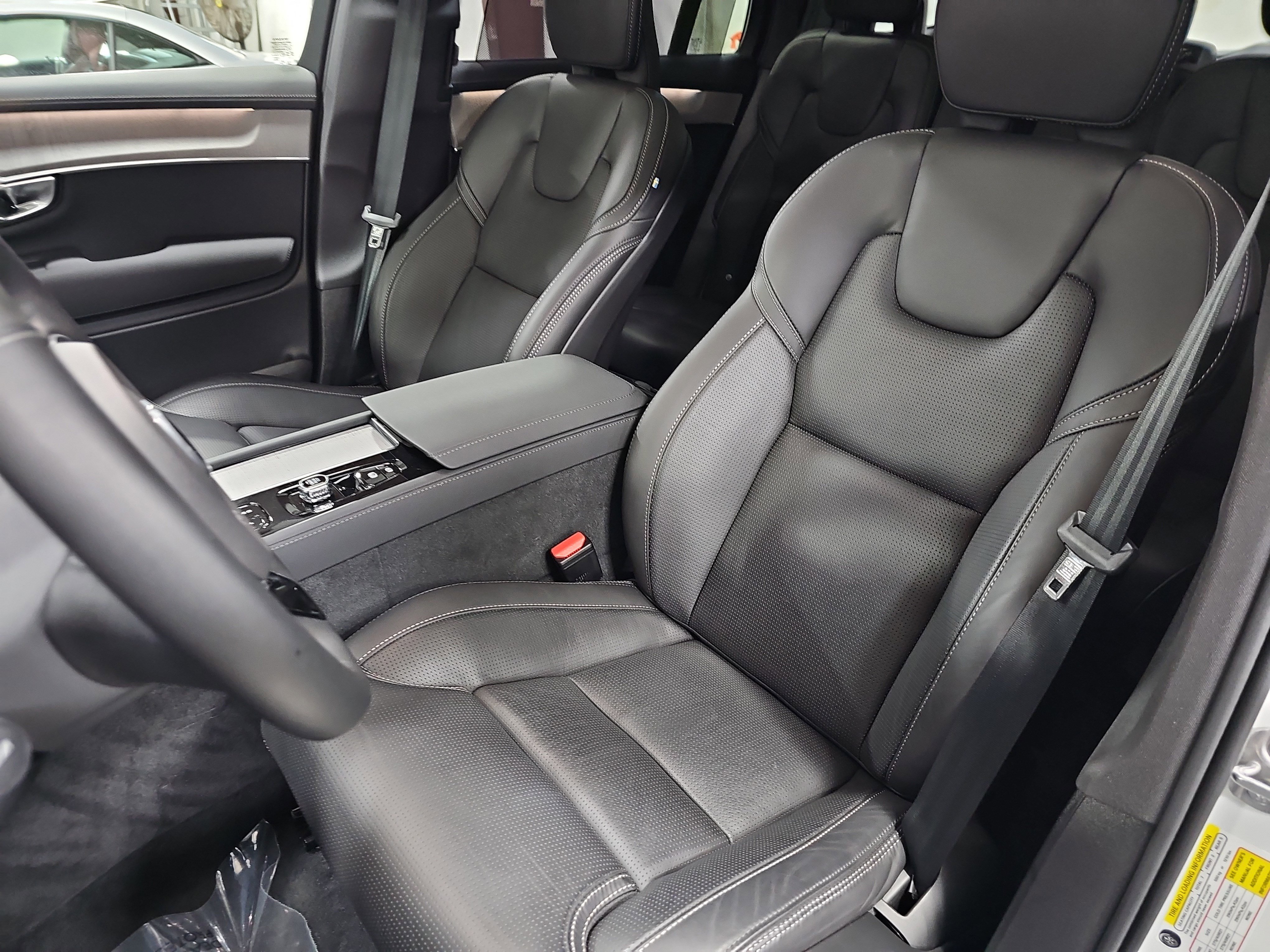 Used 2025 Volvo XC90 T8 Ultra w/ Protection Package Premier image 16