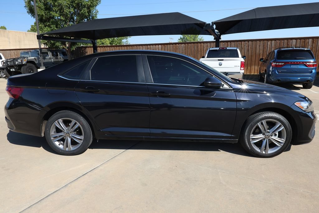 Used 2024 Volkswagen Jetta SE FWD image 4