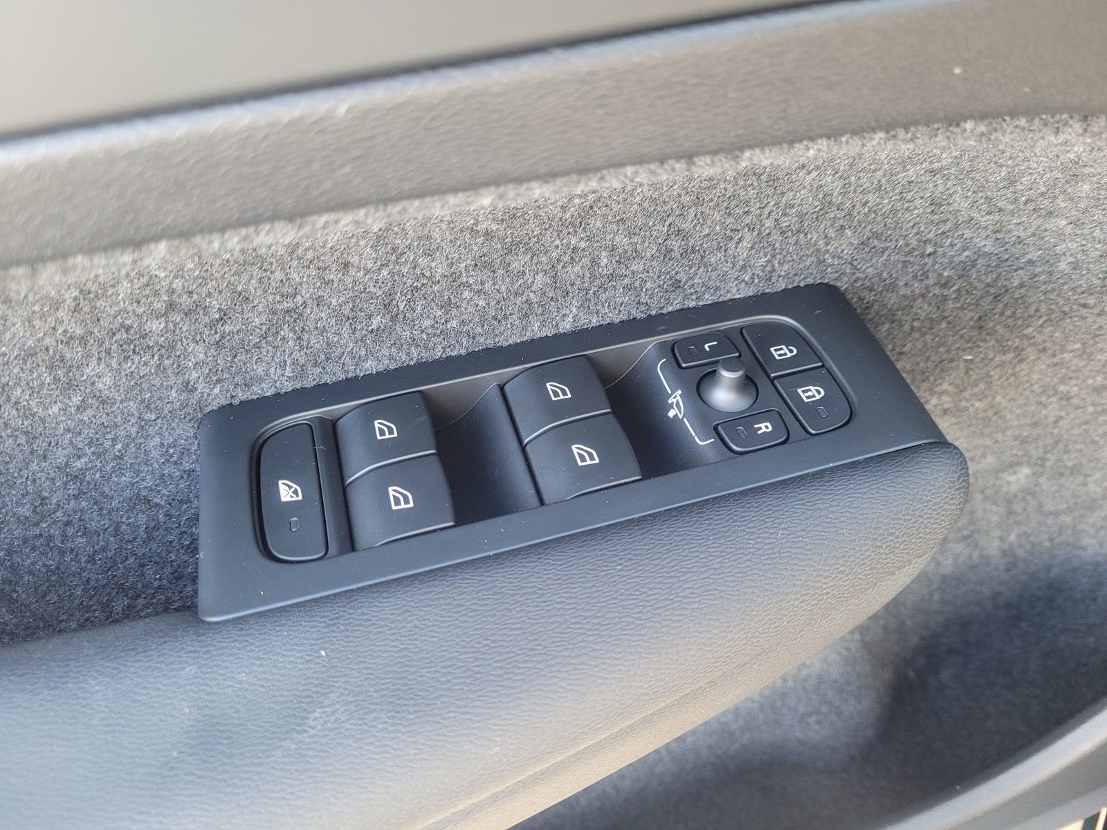 Certified 2023 Volvo XC40 B5 Plus w/ Protection Package Premier image 11