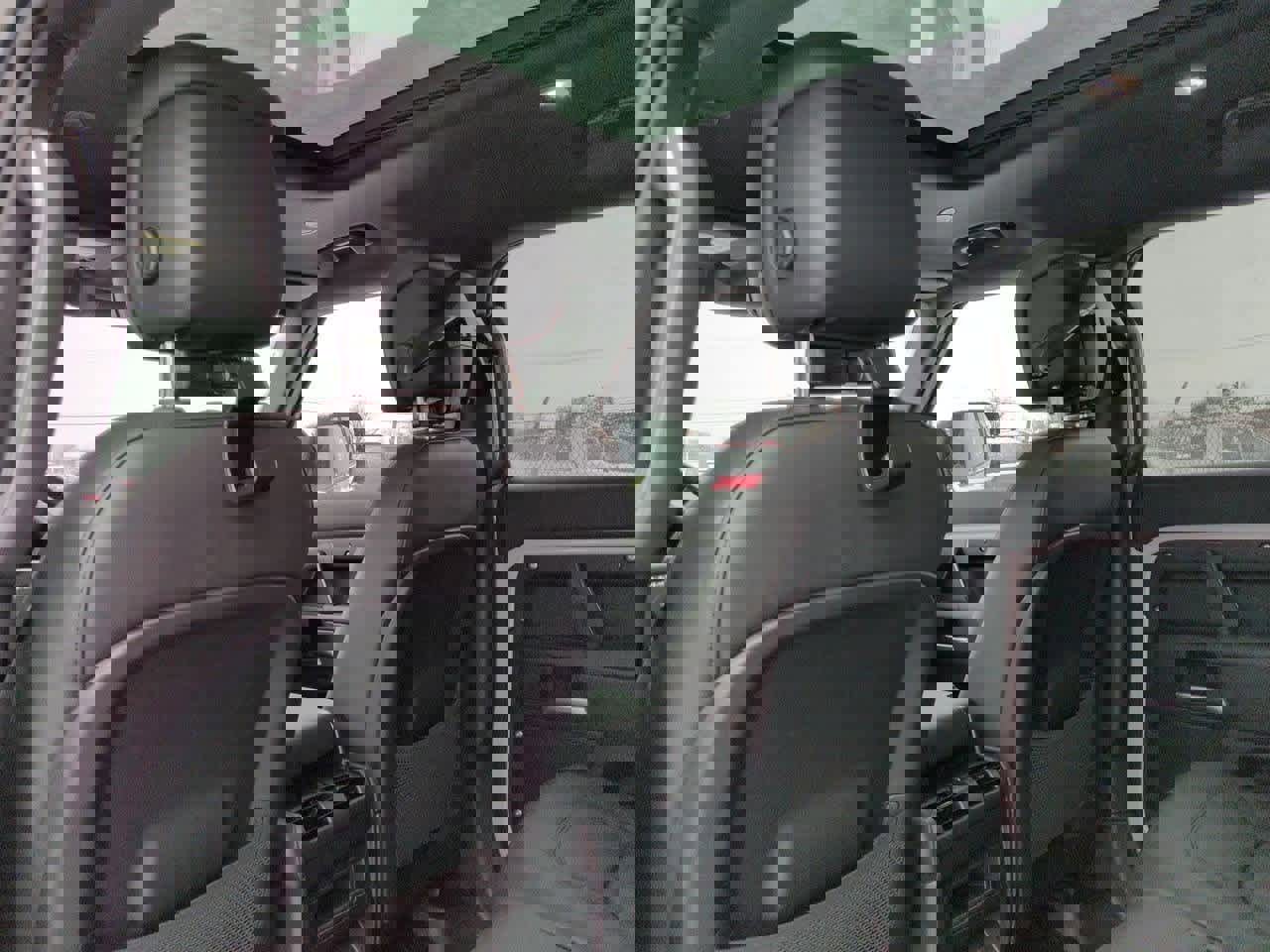 New 2026 Land Rover Defender 110 X-Dynamic SE image 17