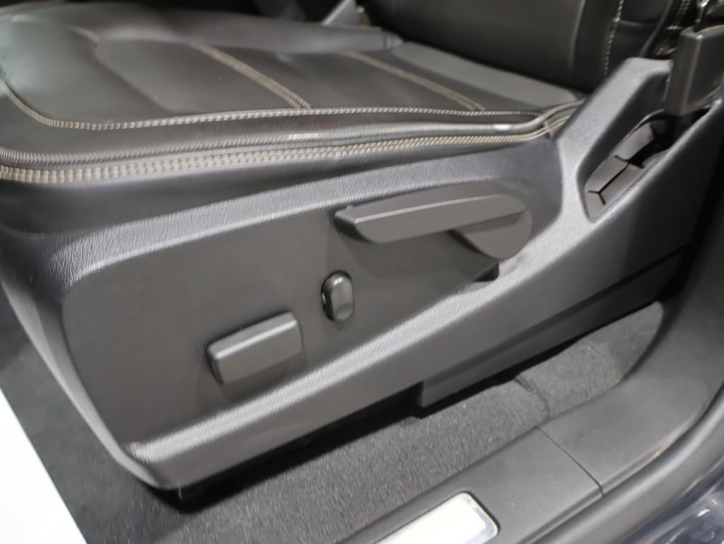 Used 2022 GMC Canyon Denali w/ Denali Black Edition Package AWD/4WD image 12