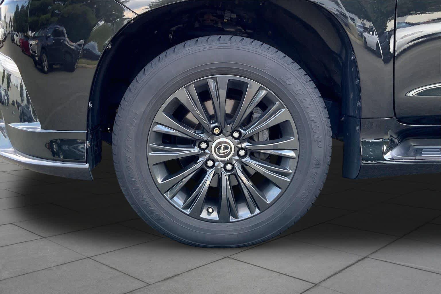 Used 2023 Lexus GX 460 Luxury w/ Sport Design Package AWD/4WD image 11