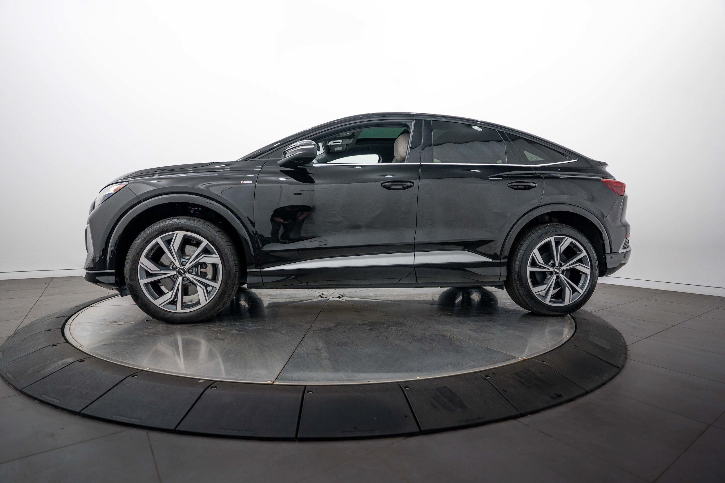 Certified 2023 Audi Q4 e-tron Premium Plus w/ Premium Plus AWD/4WD image 6