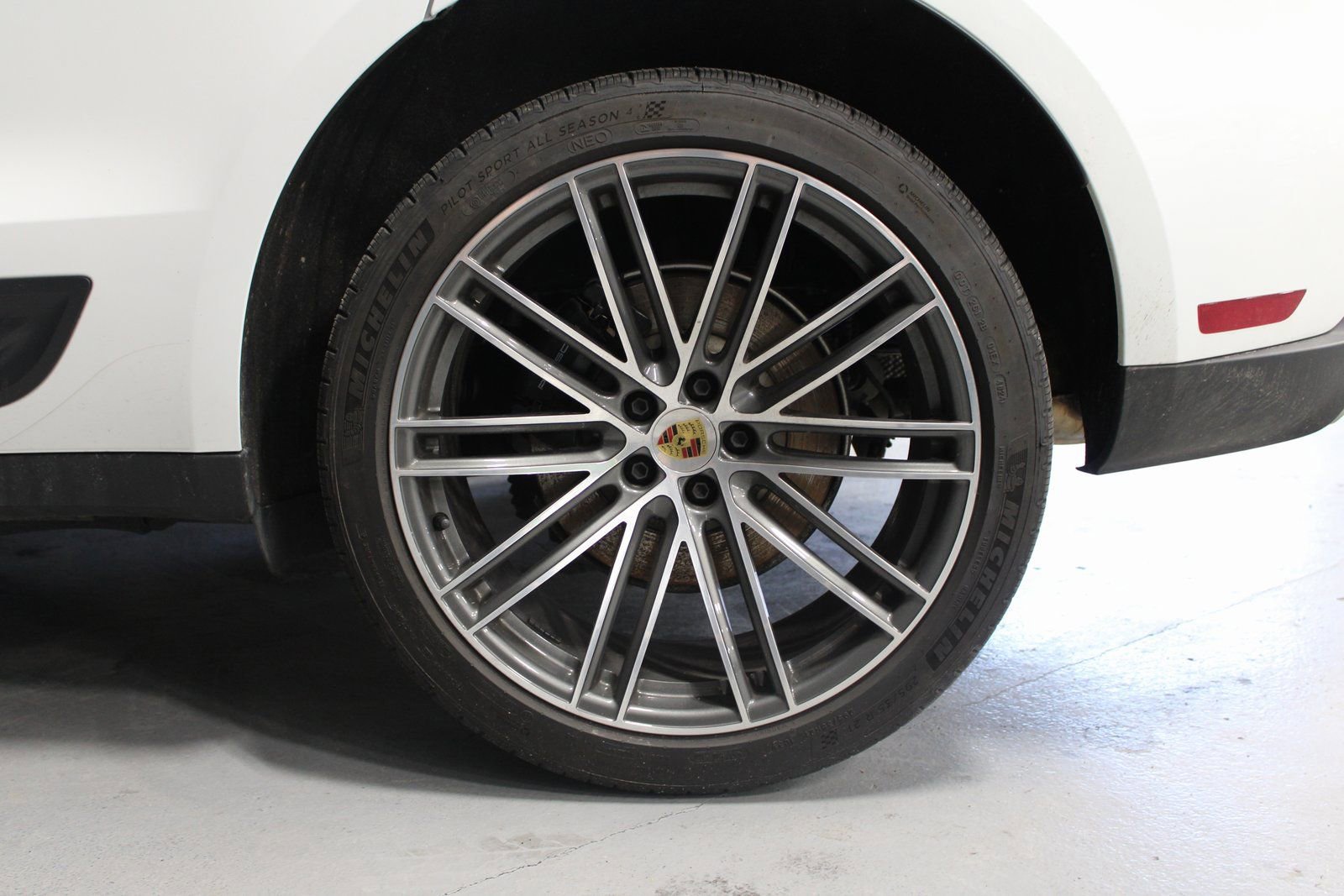 Certified 2025 Porsche Macan image 18