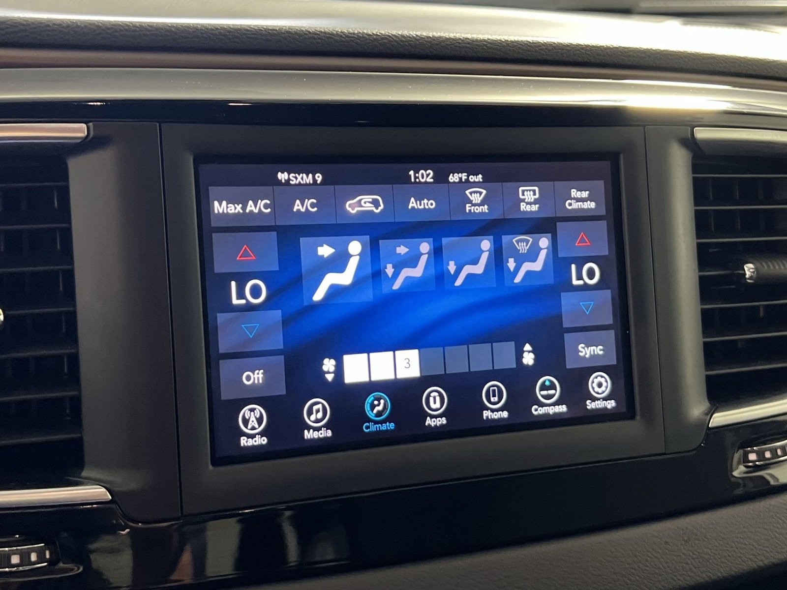 Used 2019 Chrysler Pacifica Touring Plus w/ Tire & Wheel Group FWD image 22