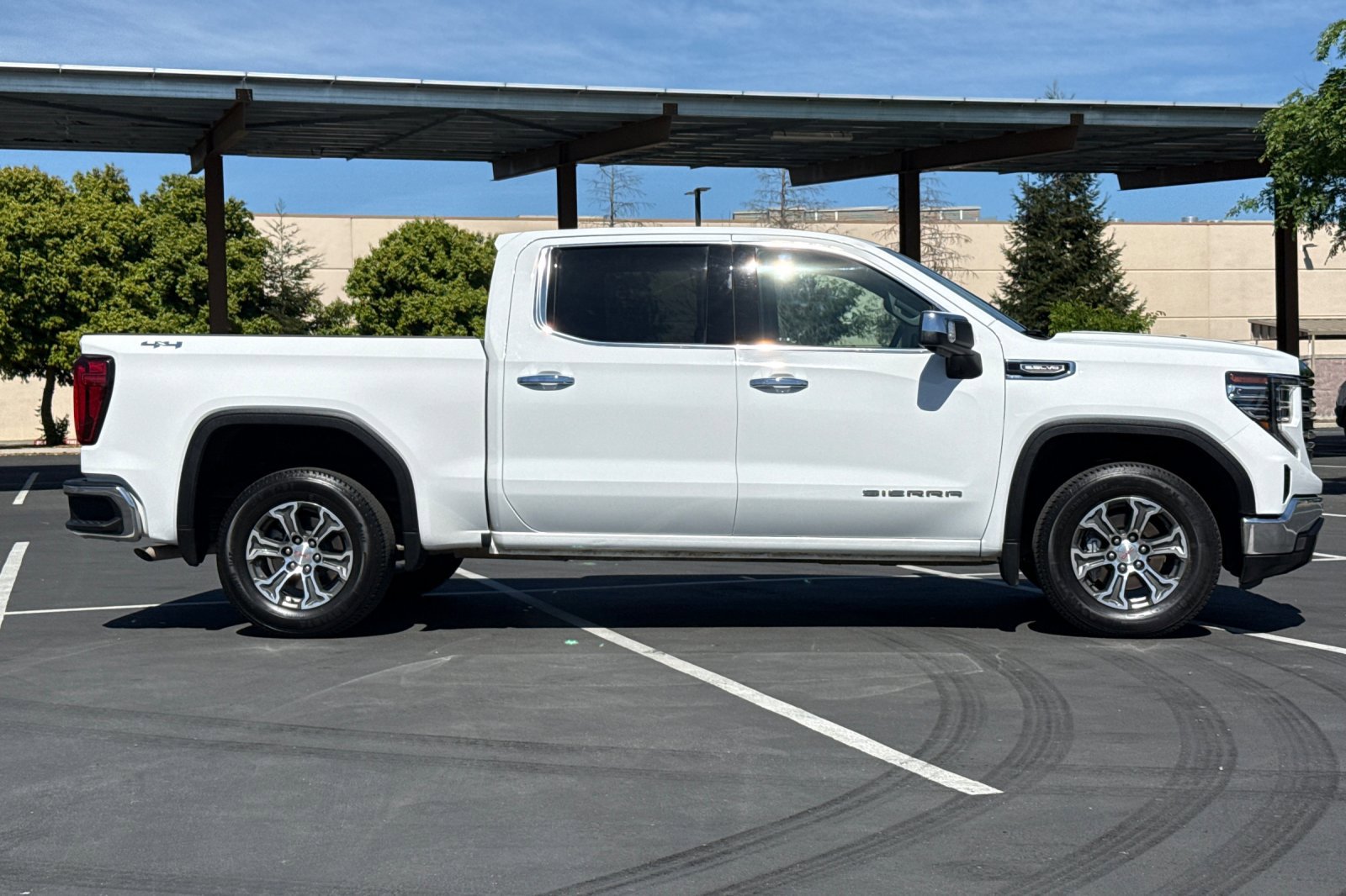 Used 2025 GMC Sierra 1500 SLT image 3