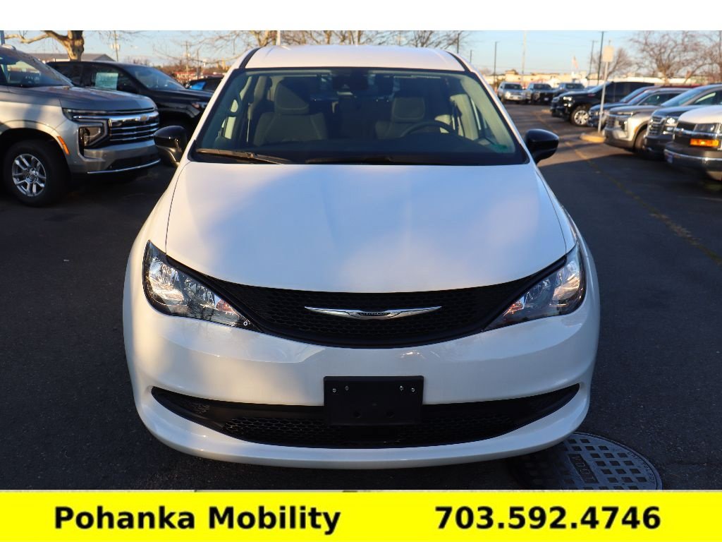 Used 2024 Chrysler Voyager LX FWD image 4
