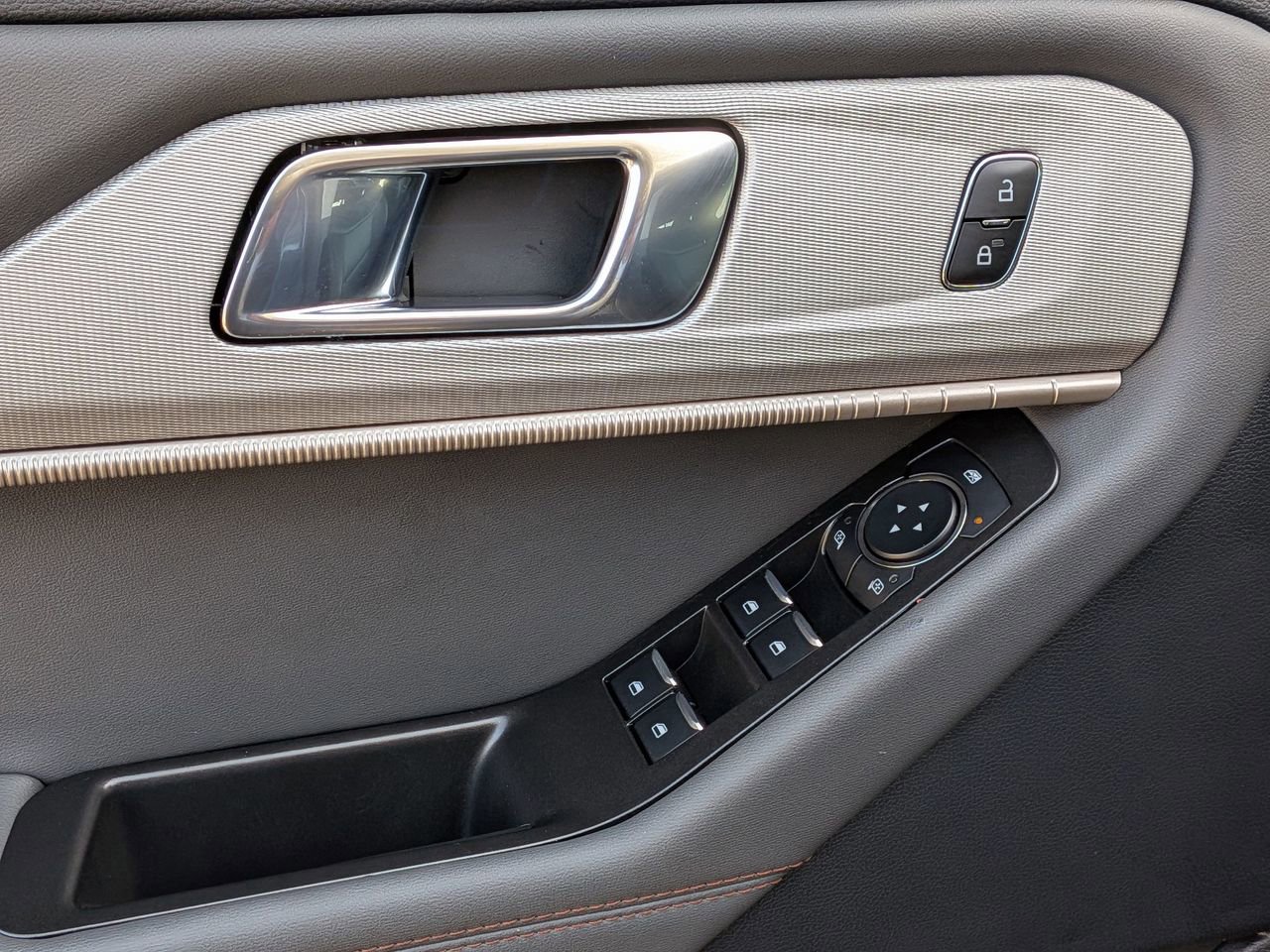 Used 2025 Ford Explorer Active w/ Active Comfort Package image 8