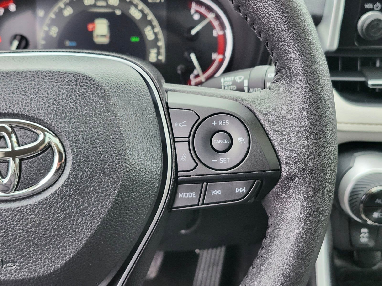 Used 2025 Toyota RAV4 XLE Premium image 28