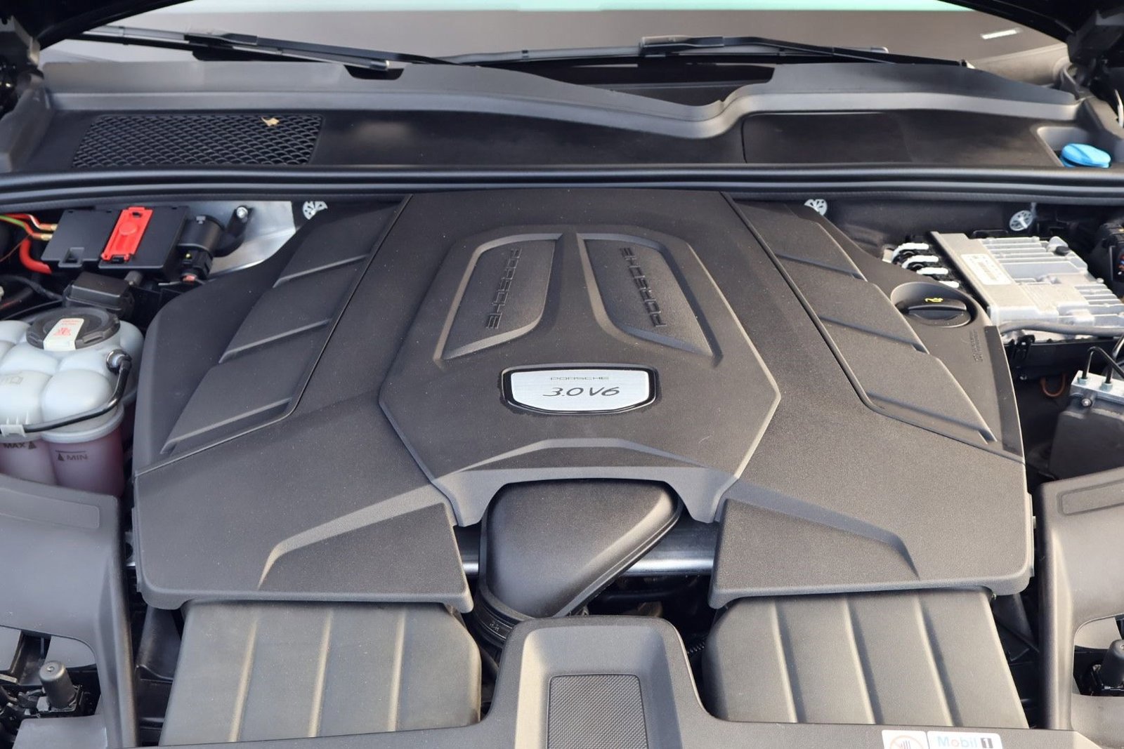 Certified 2023 Porsche Cayenne Platinum Edition image 24