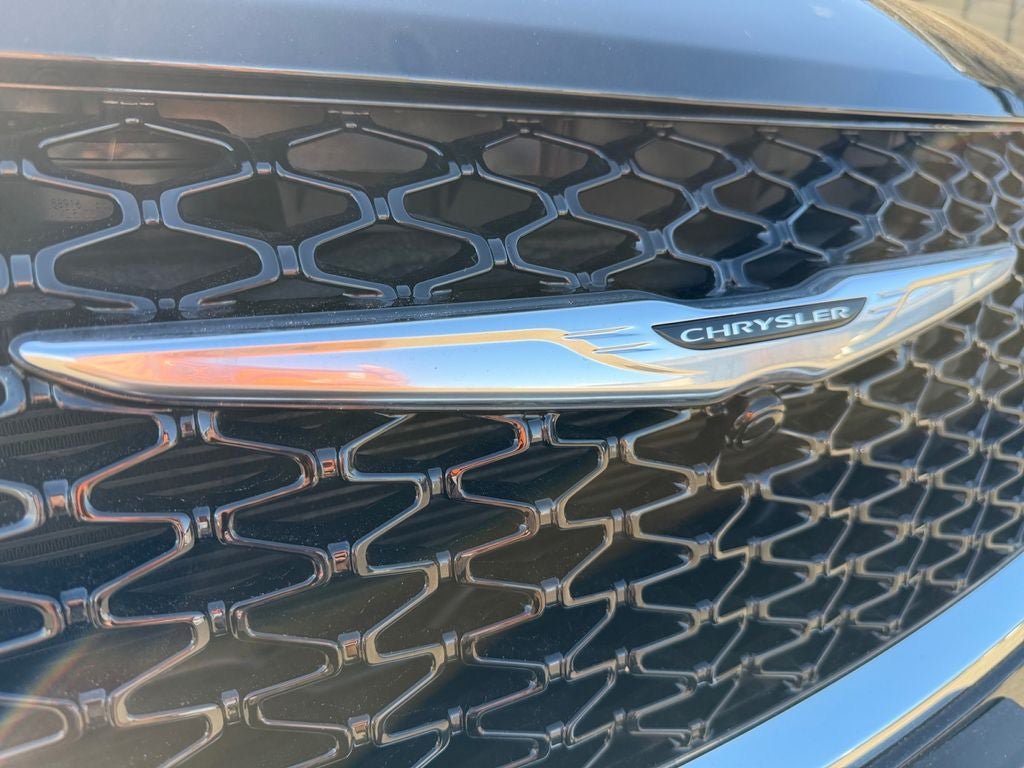 Used 2022 Chrysler Pacifica Touring-L FWD image 35