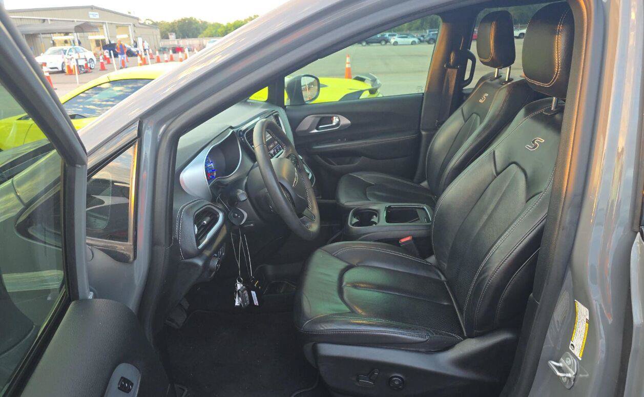 Used 2022 Chrysler Pacifica Touring-L w/ S Appearance Package FWD image 3