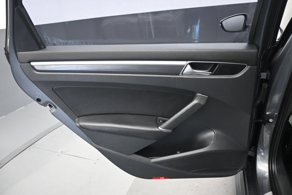 Used 2018 Volkswagen Passat 2.0T R-Line FWD image 29
