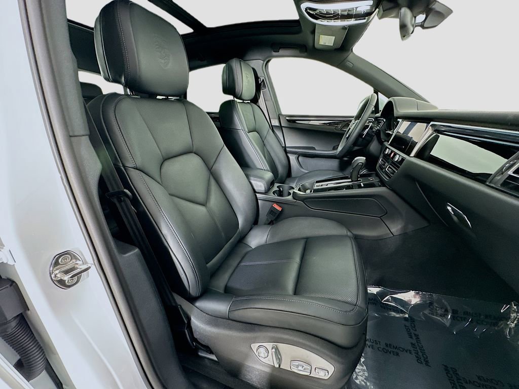 New 2025 Porsche Macan AWD/4WD image 30