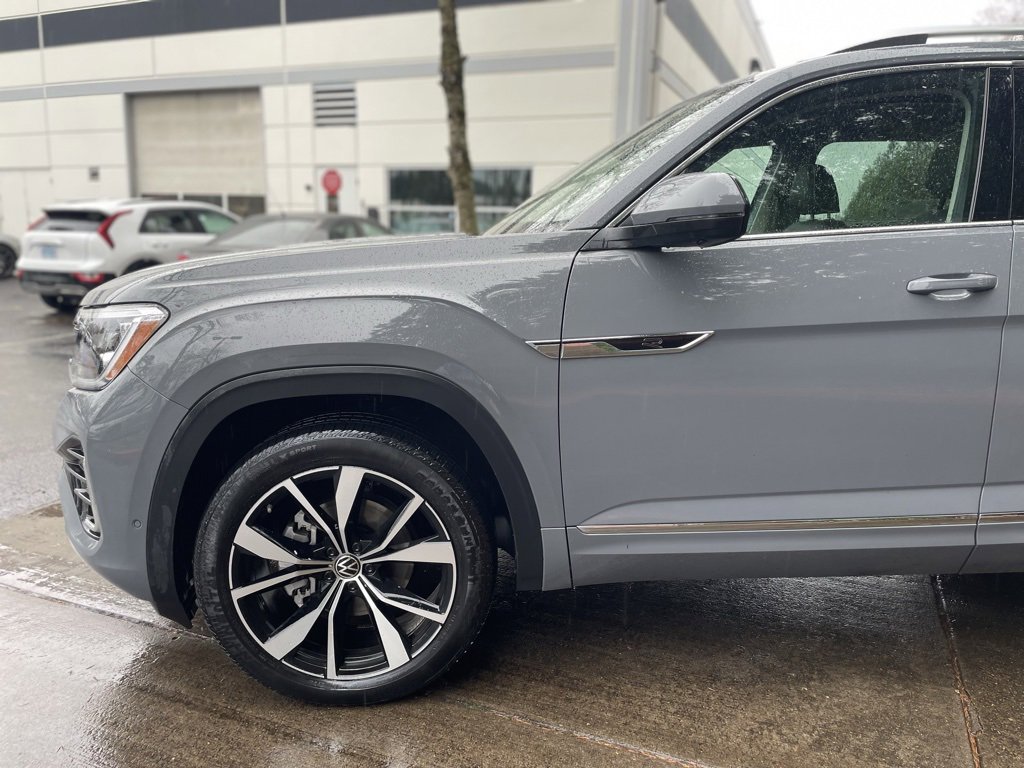 Used 2025 Volkswagen Atlas SEL Premium R-Line image 8