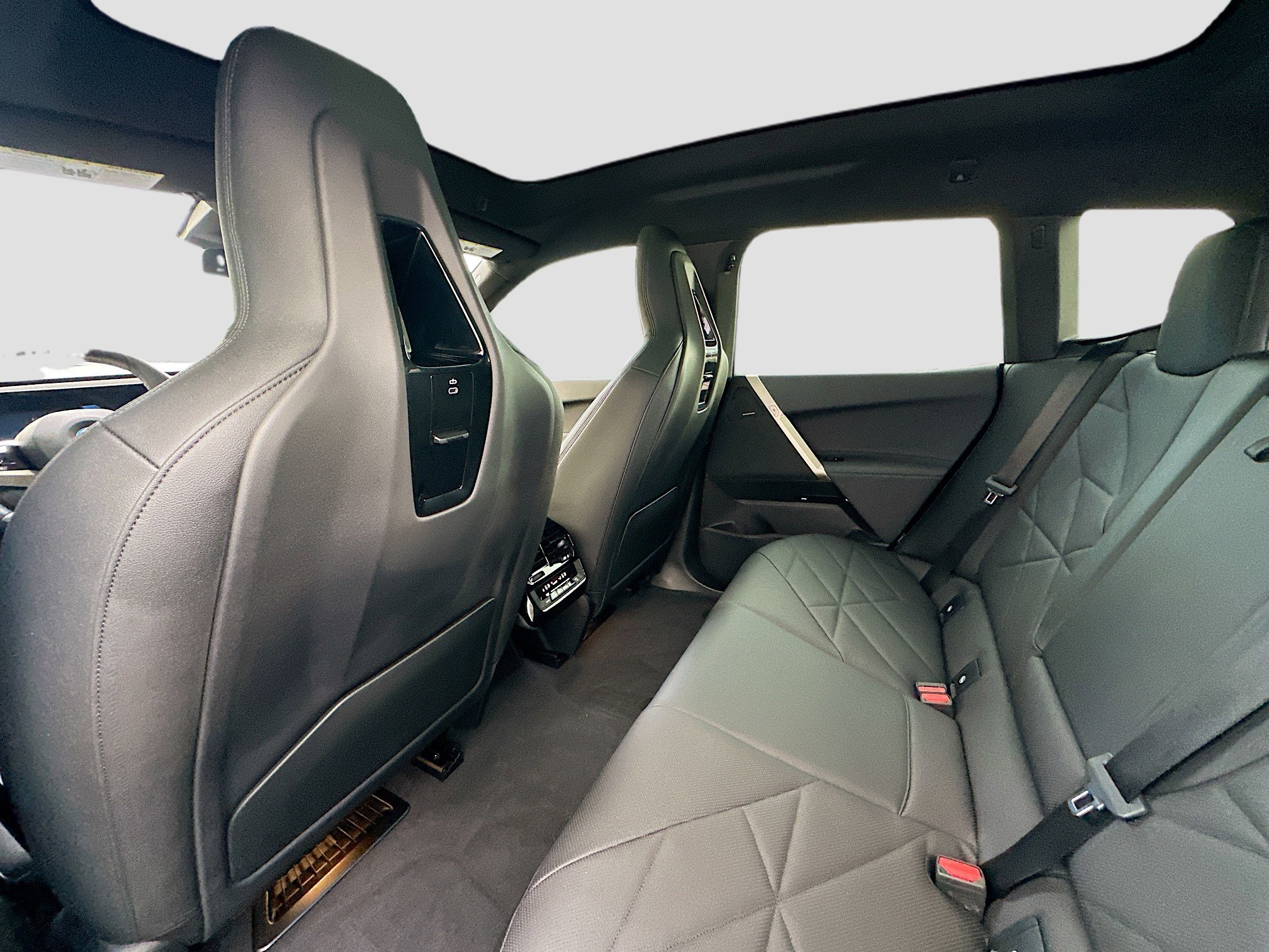 Used 2025 BMW iX xDrive50 w/ Sport Package image 26