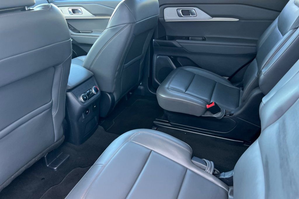 Used 2025 Ford Explorer Active AWD/4WD image 9