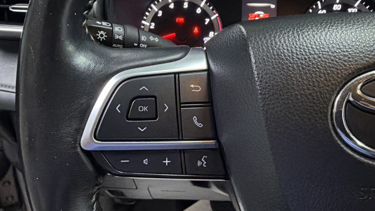 Used 2021 Toyota Highlander LE FWD image 16