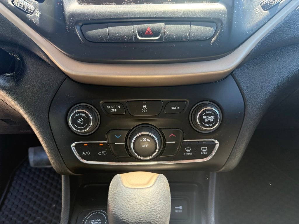 Used 2014 Jeep Cherokee Latitude w/ Cold Weather Group AWD/4WD image 37