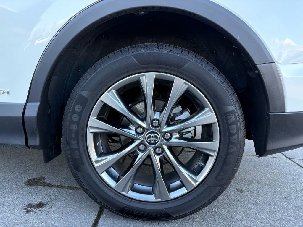 Used 2018 Toyota RAV4 Limited w/ Advanced Technology Package image 10