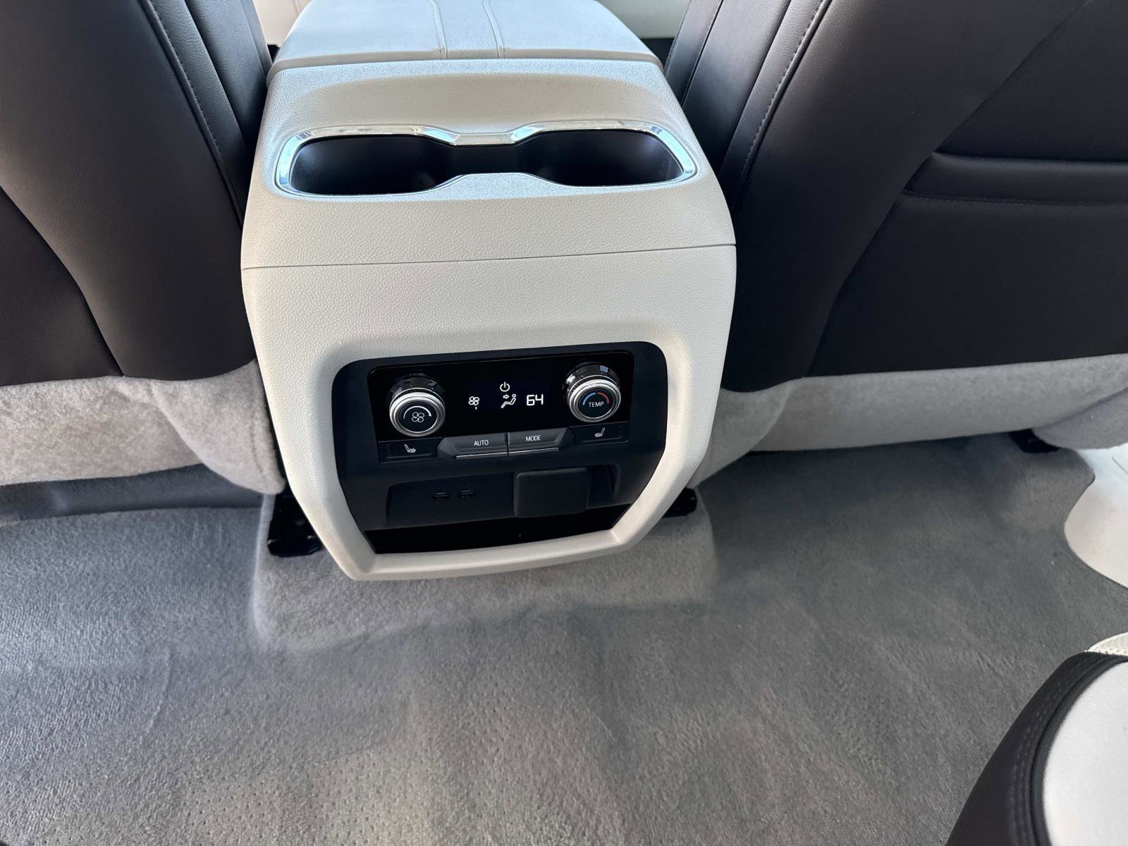 Used 2024 GMC Acadia Denali image 16