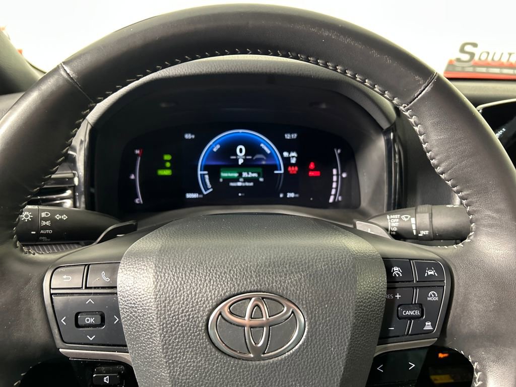 Used 2025 Toyota Camry SE image 12