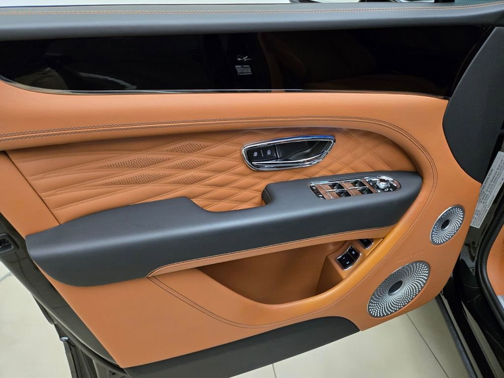 Used 2024 Bentley Bentayga image 31