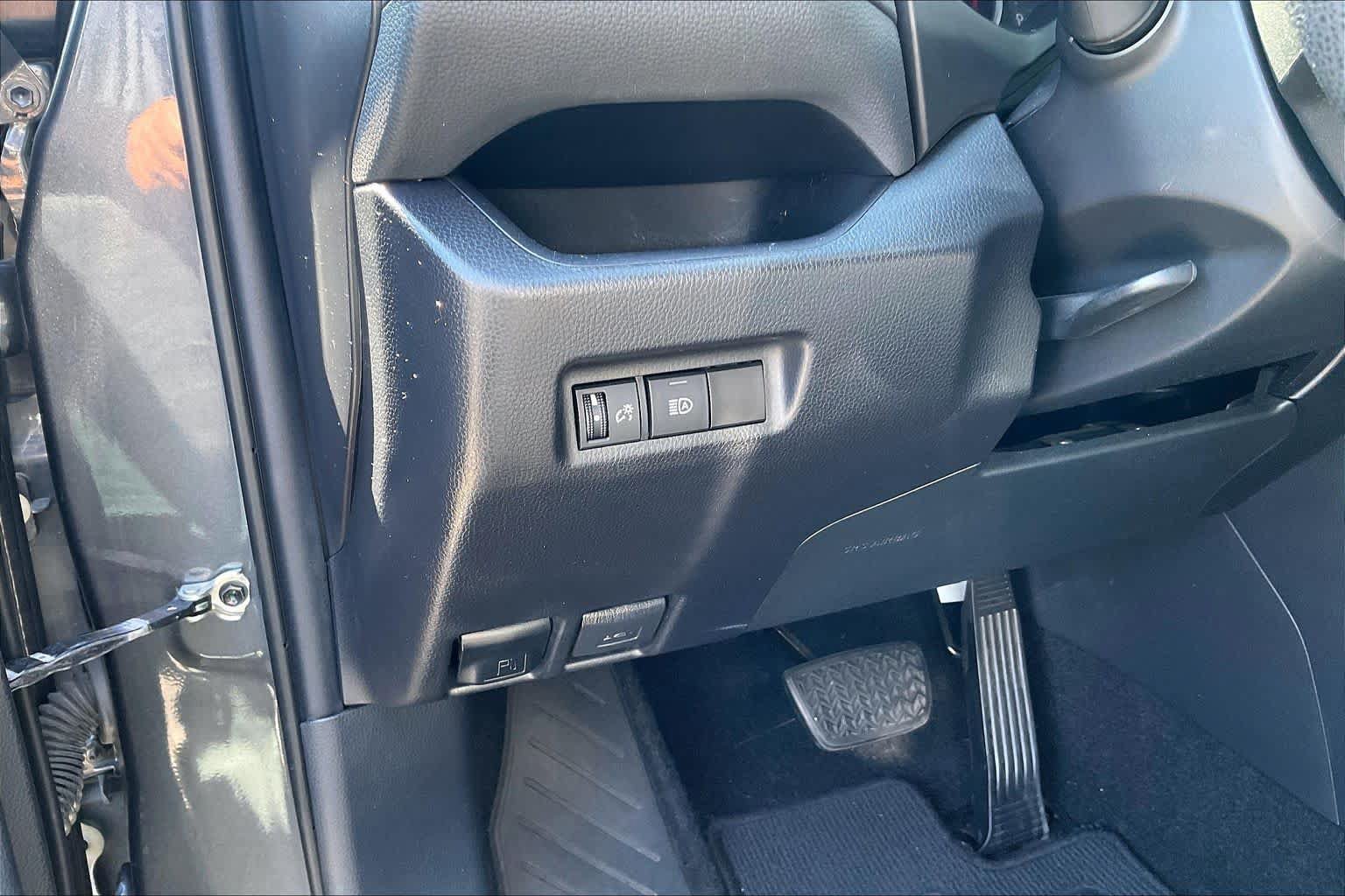 Used 2019 Toyota RAV4 LE w/ Carpet Mat Package FWD image 33