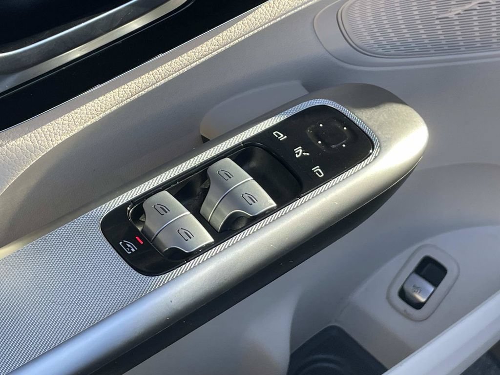 Used 2024 Mercedes-Benz GLC 300 4MATIC image 19
